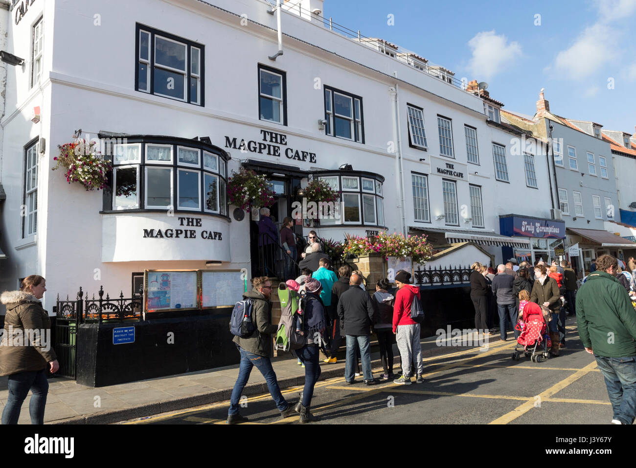 Coda fuori la Gazza Cafe a Whitby, North Yorkshire, Regno Unito Foto Stock