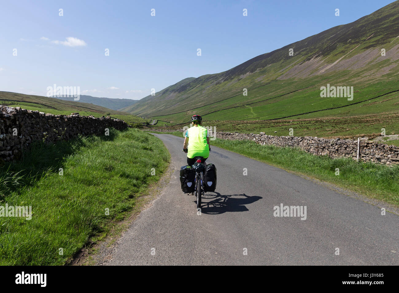 Ciclista Equitazione Barbondale giù sui laghi e Dales Ciclo, Cumbria, Yorkshire Dales frontiera, UK. Foto Stock