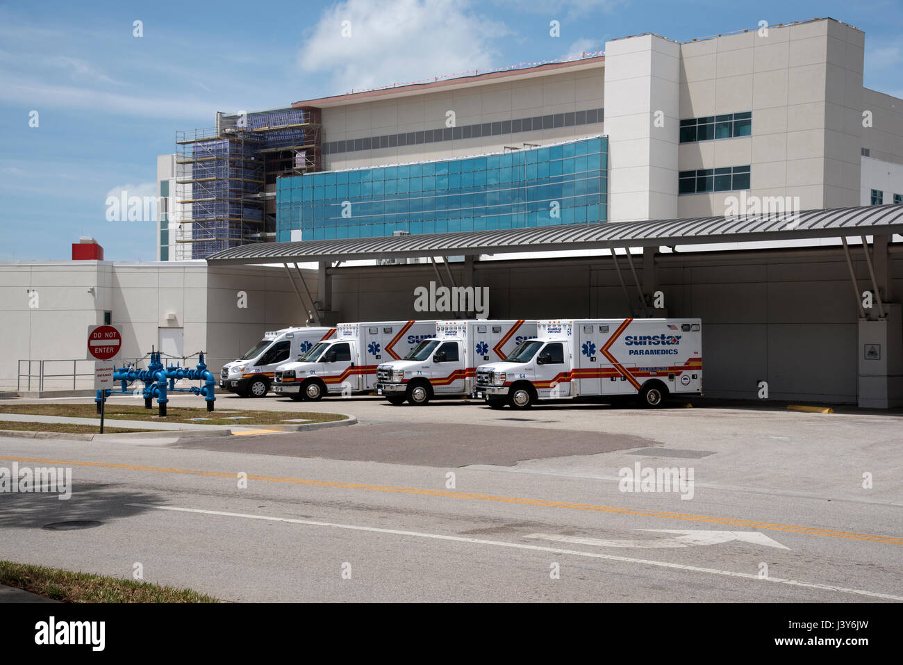 Le ambulanze parcheggiate al di fuori di un ospedale della Florida. Stati Uniti d'America 2017 Foto Stock