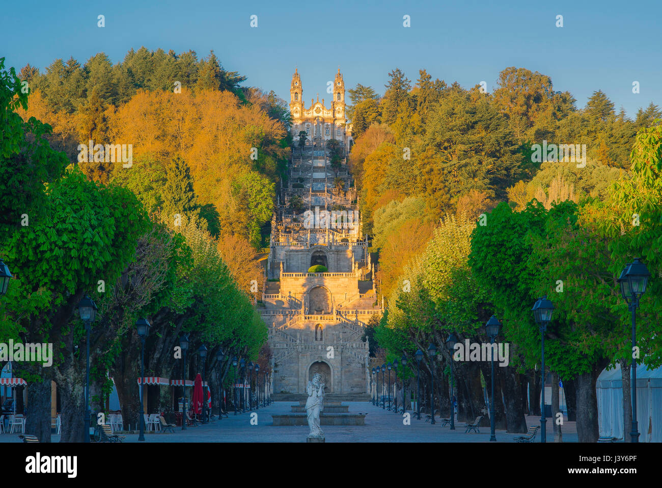 Lamego Portogallo scale, view all alba del Barocco scalinata che conduce alla chiesa di Nossa Senhora dos Remedios in Lamego, Portogallo. Foto Stock