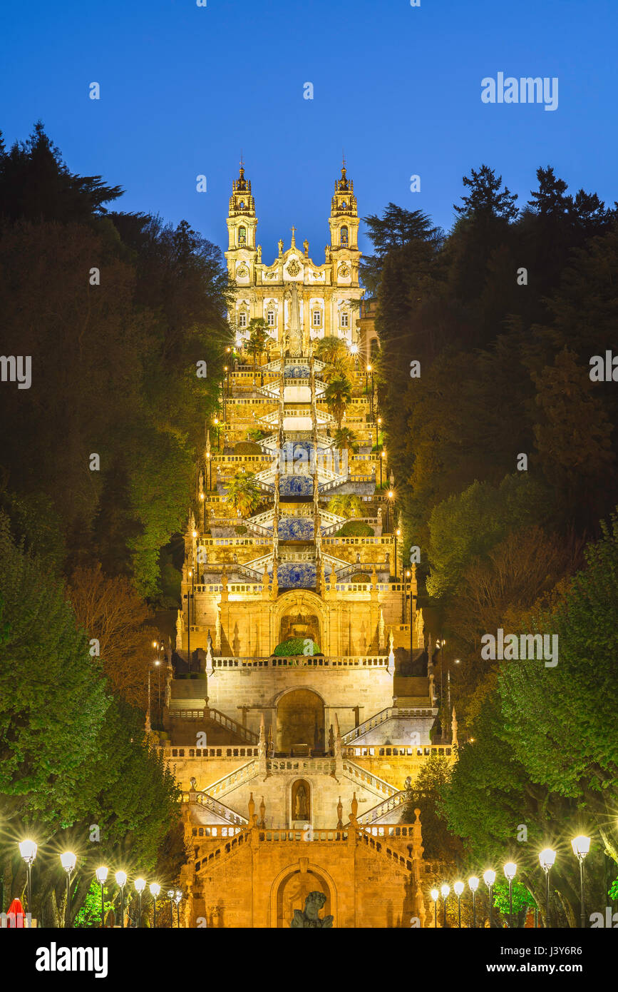 Lamego Portogallo scale, vista di notte del Barocco scalinata che conduce alla chiesa di Nossa Senhora dos Remedios in Lamego, Portogallo. Foto Stock