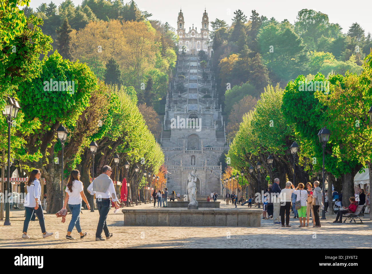 Lamego Portogallo centro, vista lungo la Avenida Dr de Sousa verso la scalinata barocca che conduce al di Nossa Senhora dos Remedios chiesa di Lamego Foto Stock
