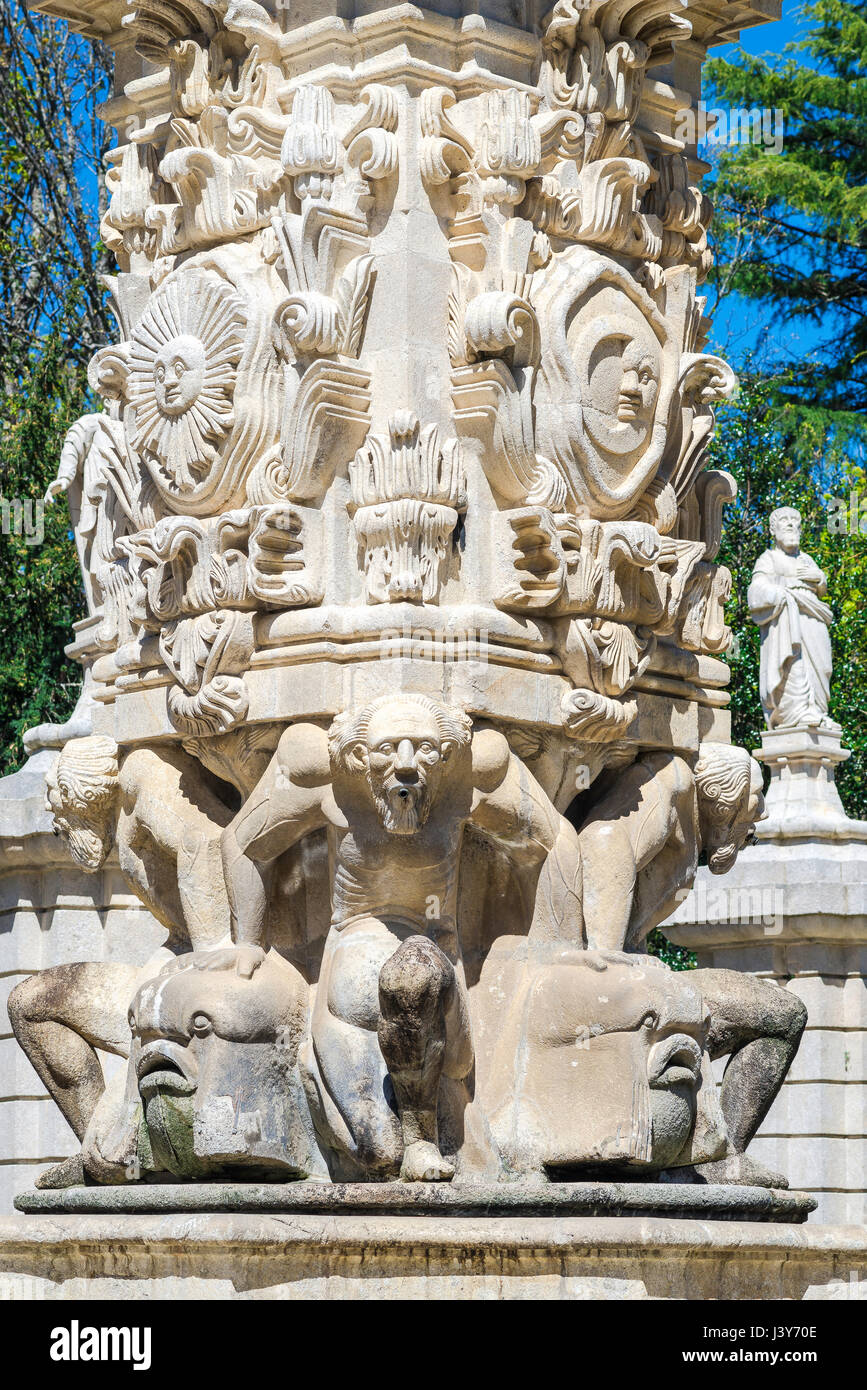 Lamego Portogallo, di sculture in pietra decorare una fontana barocca di fronte al santuario la chiesa di Nossa Senhora dos Remedios in Lamego, Portogallo Foto Stock