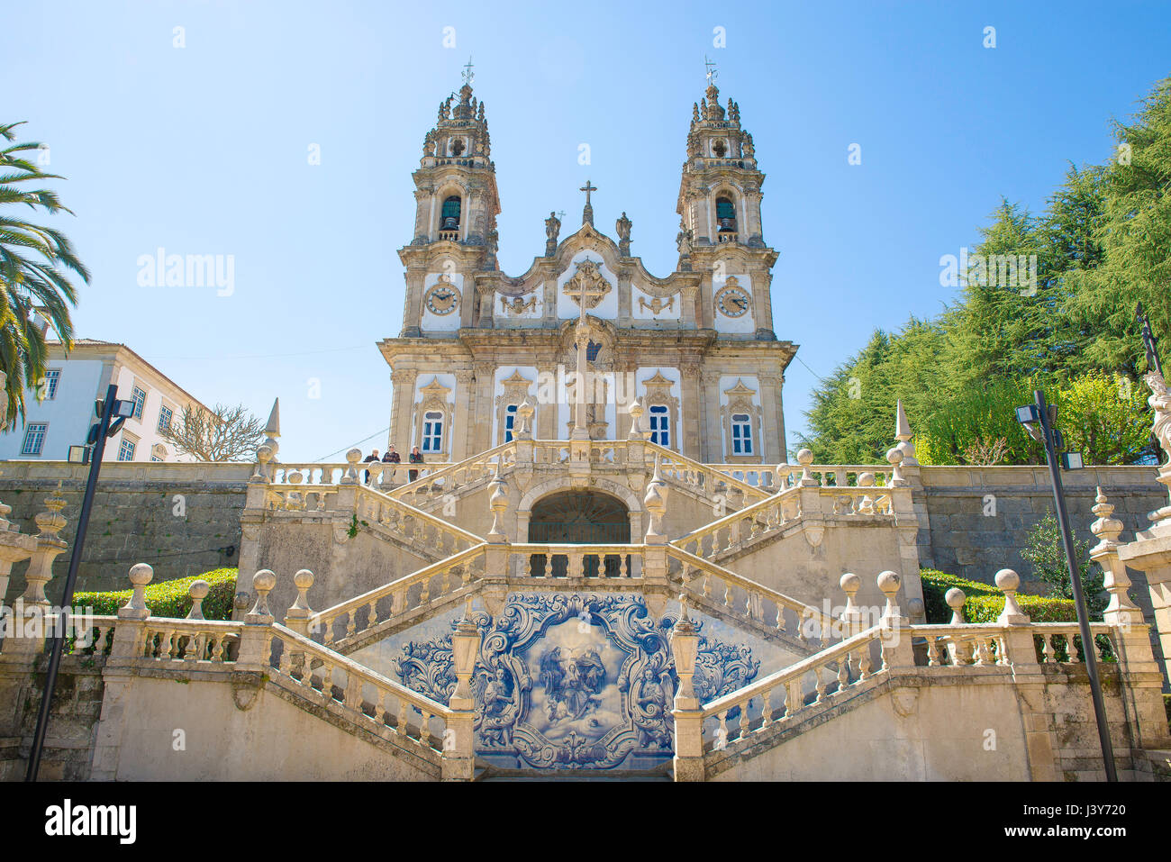 Lamego Portogallo, la chiesa del Santuario de Nossa Senhora dos Remedios al vertice del 686 passo scalinata barocca nella città di Lamego, Portogallo. Foto Stock