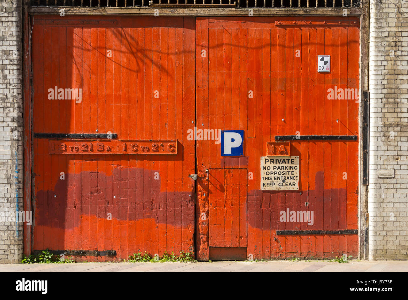 Le porte sono rosse sul undercroft di scambio ex stazione ferroviaria, Manchester, Inghilterra, Regno Unito Foto Stock