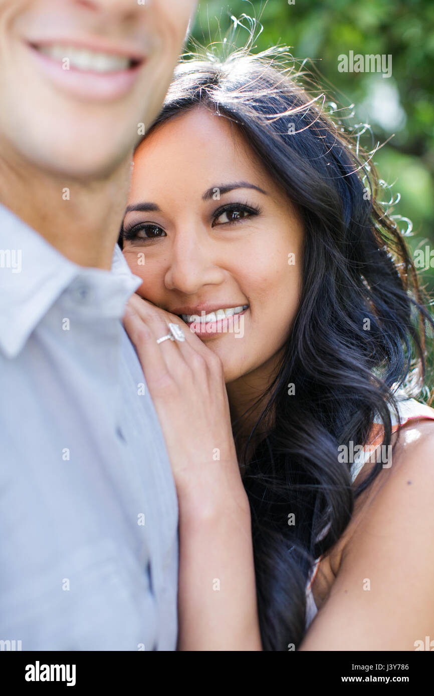 Donna che indossa anello di fidanzamento con mano sul ragazzo della spalla Foto Stock