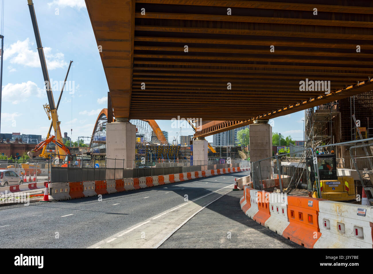 I nuovi ponti ferroviari in costruzione sul fiume Irwell e Trinity Way, per la corda Ordsall rail link project, Salford, Manchester, Inghilterra, Regno Unito Foto Stock