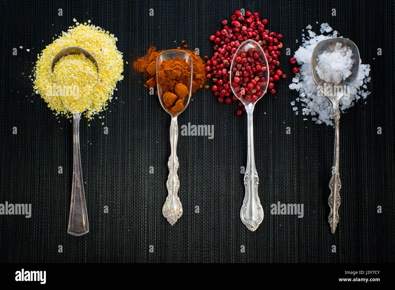 Cucchiai di antiquariato con diverse spezie Foto Stock