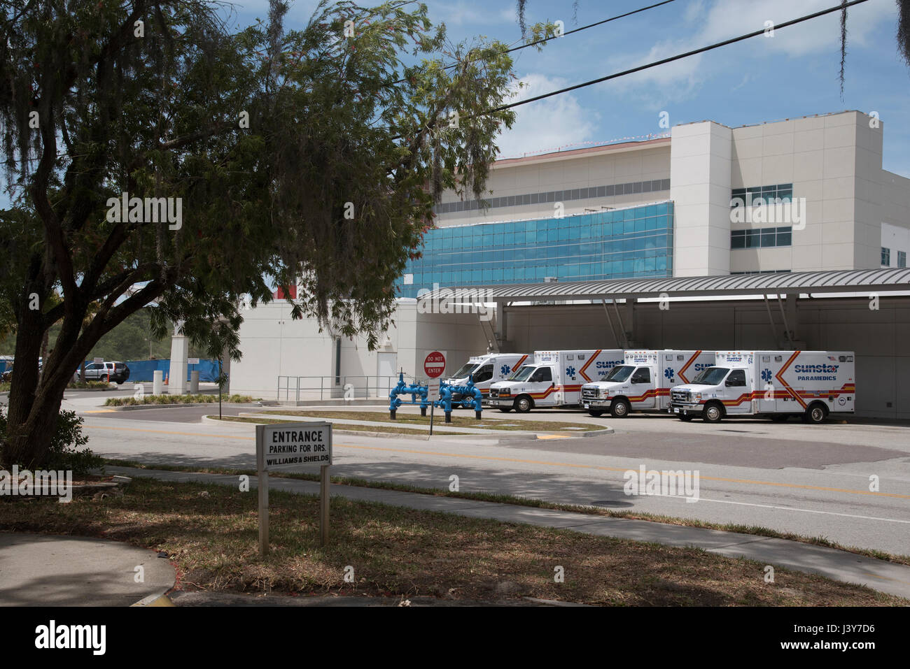 Le ambulanze parcheggiate al di fuori di un ospedale della Florida. Stati Uniti d'America 2017 Foto Stock