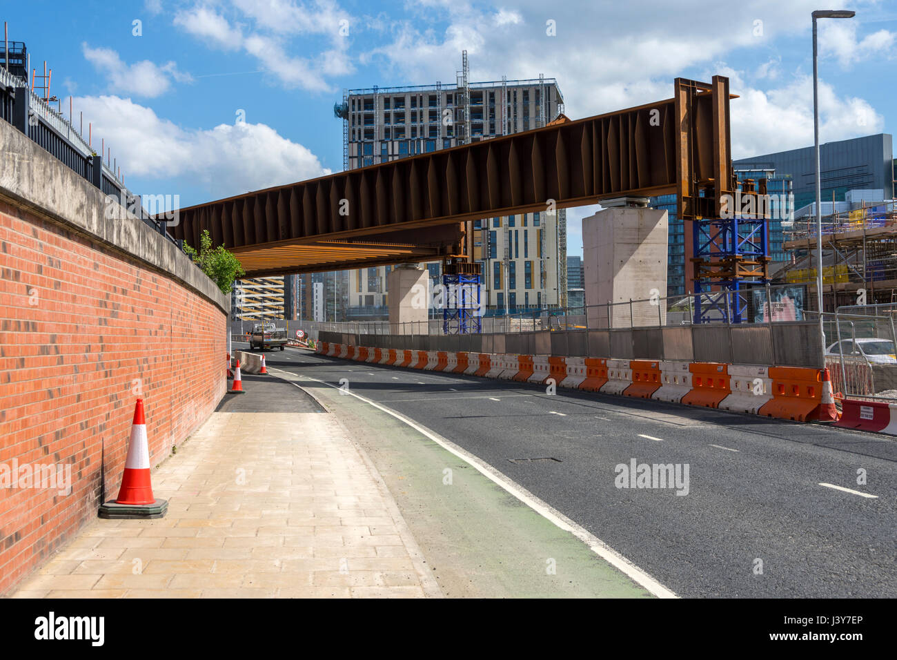 Nuovo ponte ferroviario in costruzione su Trinity Way, per la corda Ordsall rail link project, Salford, Manchester, Inghilterra, Regno Unito Foto Stock