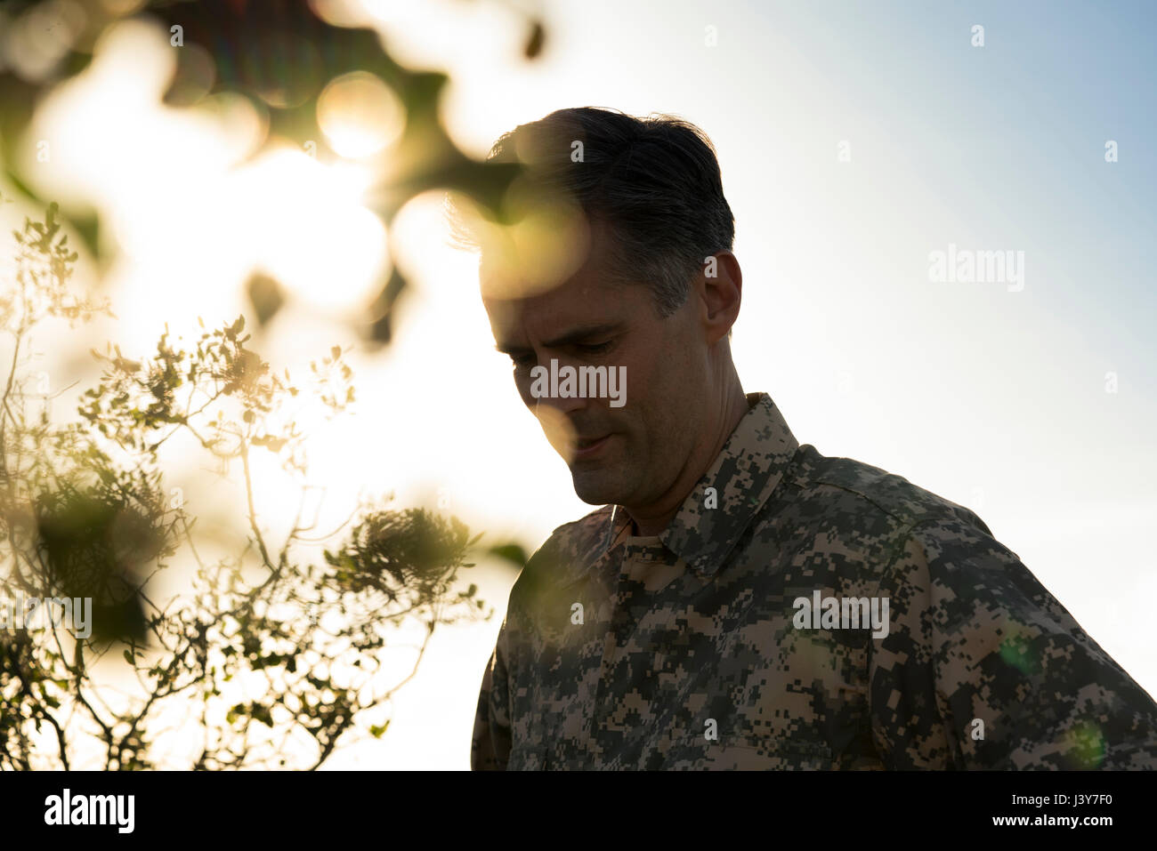 Ritratto di soldato indossando indumenti di combattimento guardando giù, Runyon Canyon, Los Angeles, California, Stati Uniti d'America Foto Stock