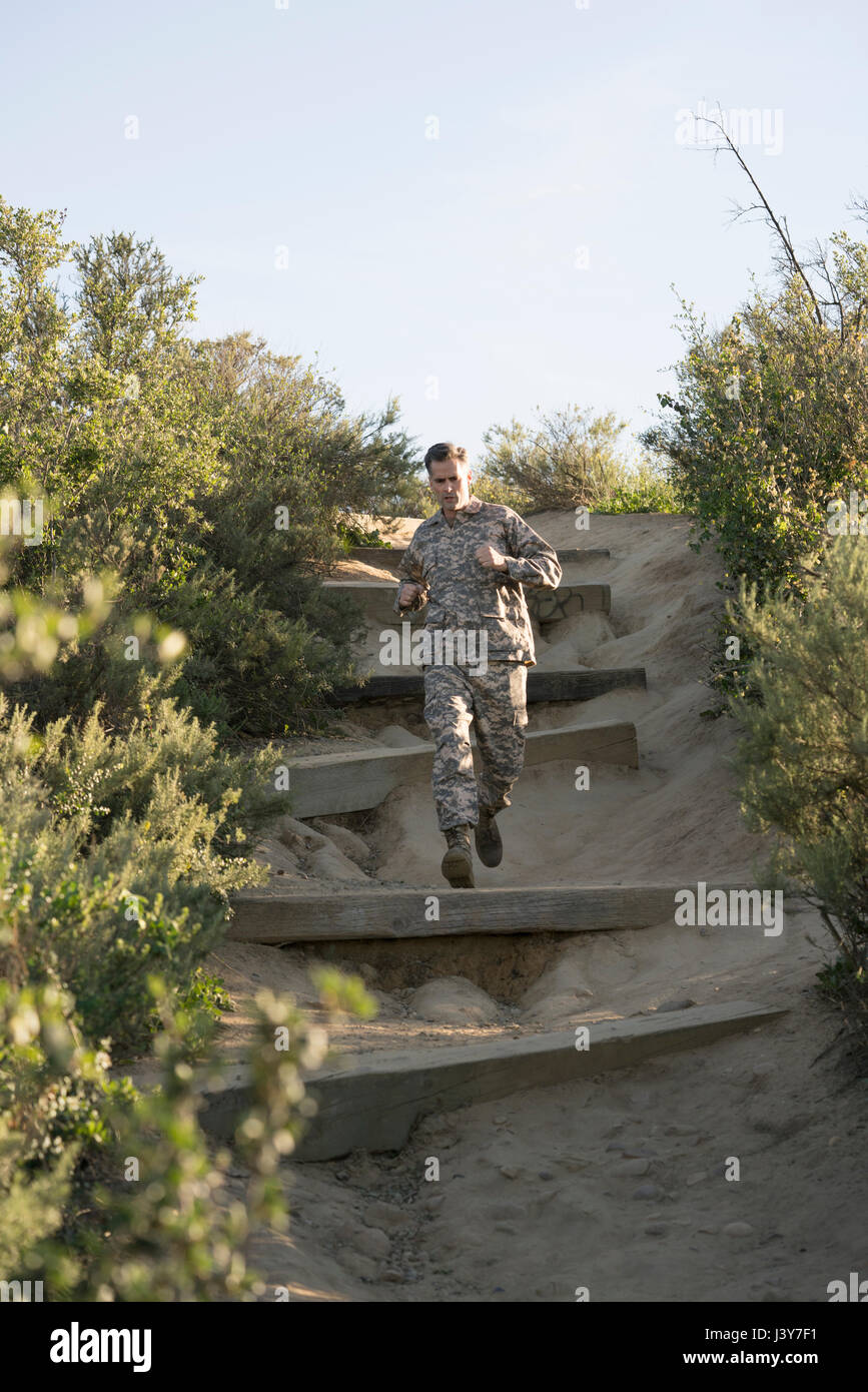 Soldato indossando indumenti di combattimento in esecuzione, Runyon Canyon, Los Angeles, California, Stati Uniti d'America Foto Stock
