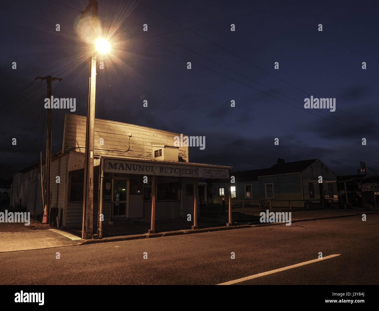 Il vecchio store durante la notte, Mananui, re paese, Nuova Zelanda Foto Stock