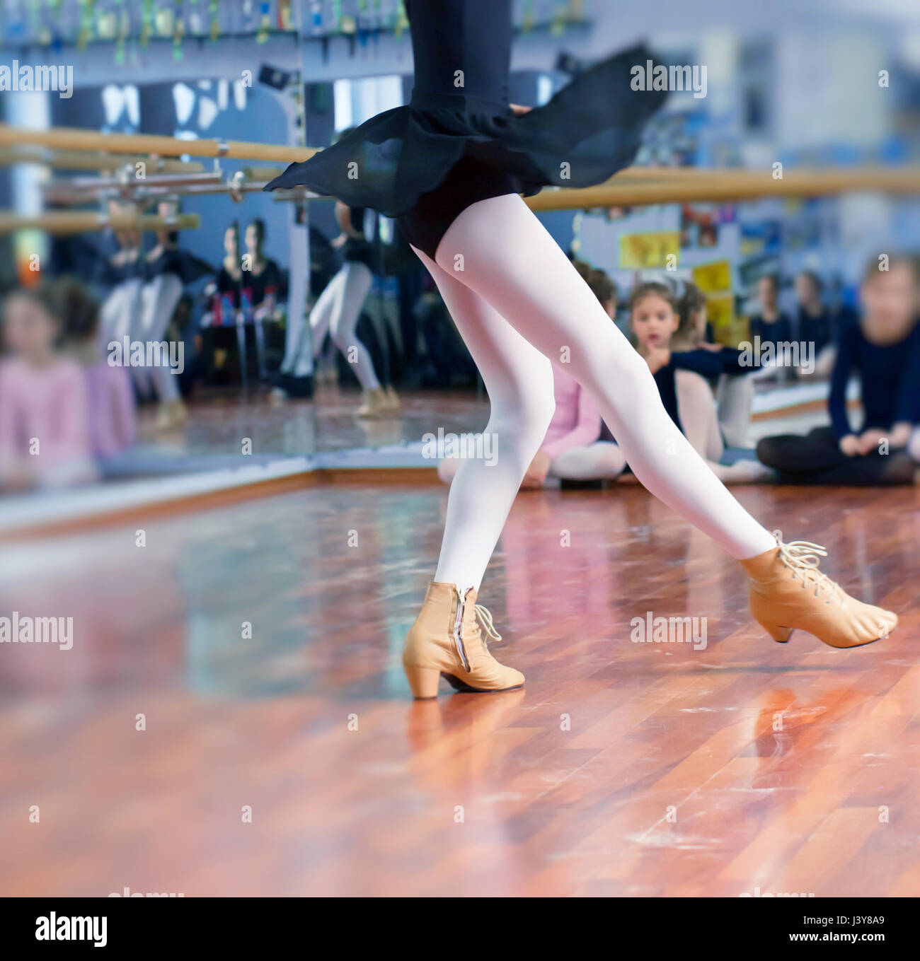 Ballerina Ballerina scarpe. Formazione kid ragazza alla scuola di danza. Foto Stock