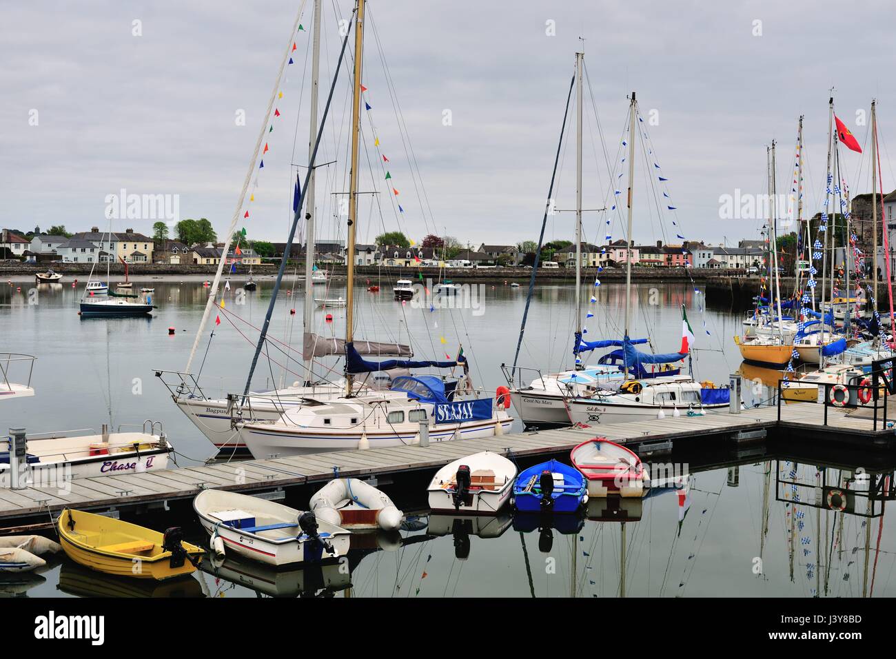 Piccole imbarcazioni e barche a vela a Dungarvan Harbour in irlandese comunità costiere di Dungarvan nella Contea di Waterford. Dungarvan Harbour è un ingresso da San G Foto Stock