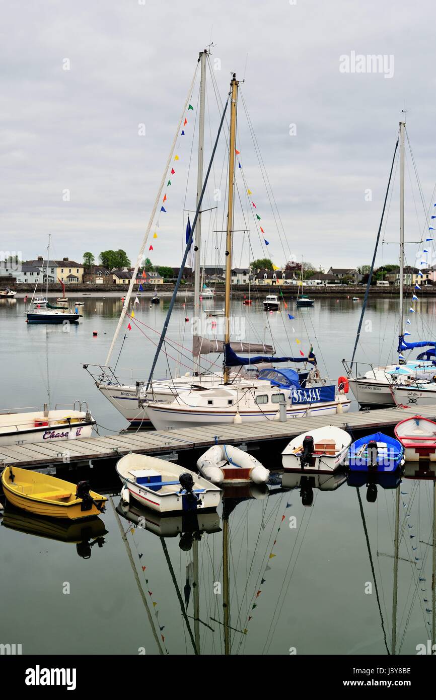 Piccole imbarcazioni e barche a vela a Dungarvan Harbour in irlandese comunità costiere di Dungarvan nella Contea di Waterford. Foto Stock