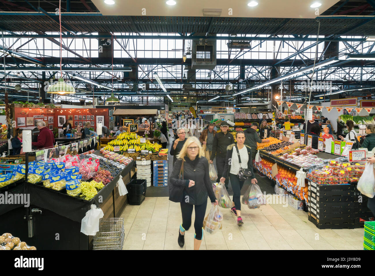 Melbourne, Australia - 6 Maggio 2017: Vista di gente che visita il mercato Prahran. Si tratta di uno dei principali cibi freschi mercati in Melbourne. Foto Stock