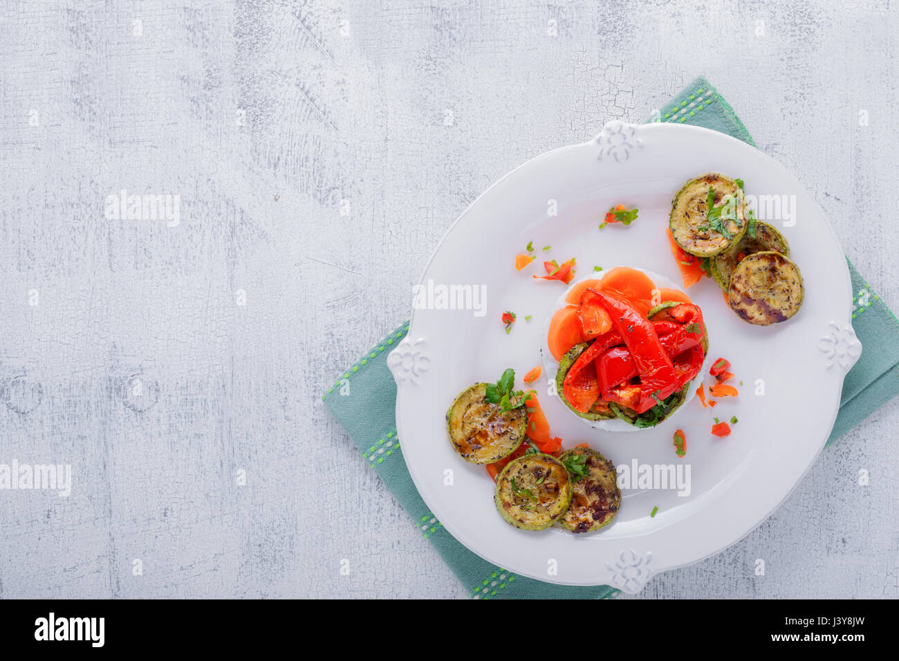 Timballo di riso con zucchine fritte, peperoni e carote Foto Stock