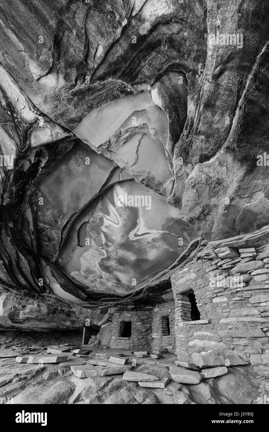 Caduto rovina del tetto, con la sua drammatica evidenza ancestrale di abitazione dei Pueblo, porta le orecchie del monumento nazionale, Southern Utah, Stati Uniti d'America Foto Stock