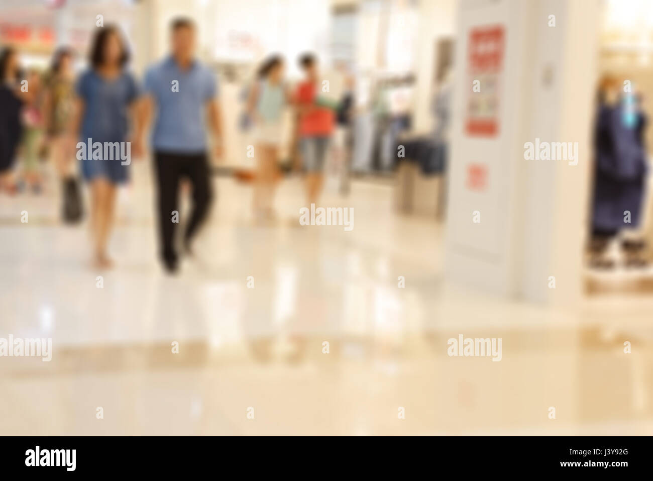 Le persone al centro della bellissima passeggiata shopping.defocalizzazione materiale di sfondo Foto Stock