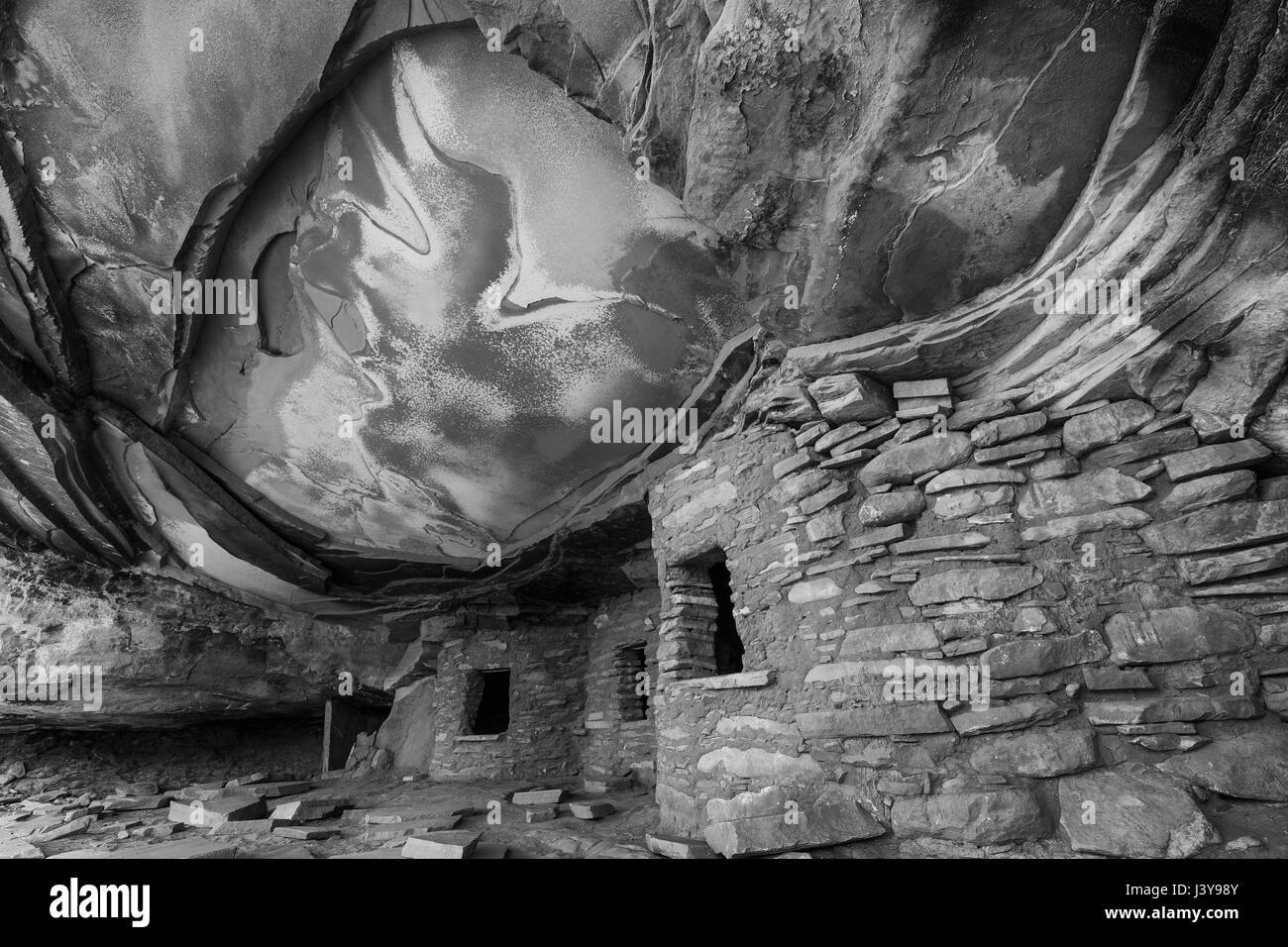 Caduto rovina del tetto, con la sua drammatica evidenza ancestrale di abitazione dei Pueblo, porta le orecchie del monumento nazionale, Southern Utah, Stati Uniti d'America Foto Stock