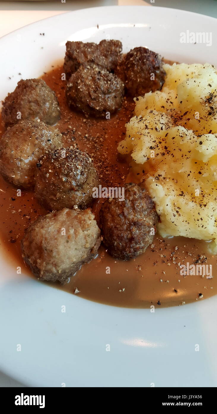 Polpette svedesi con purè di patate e salsa di IKEA Foto Stock