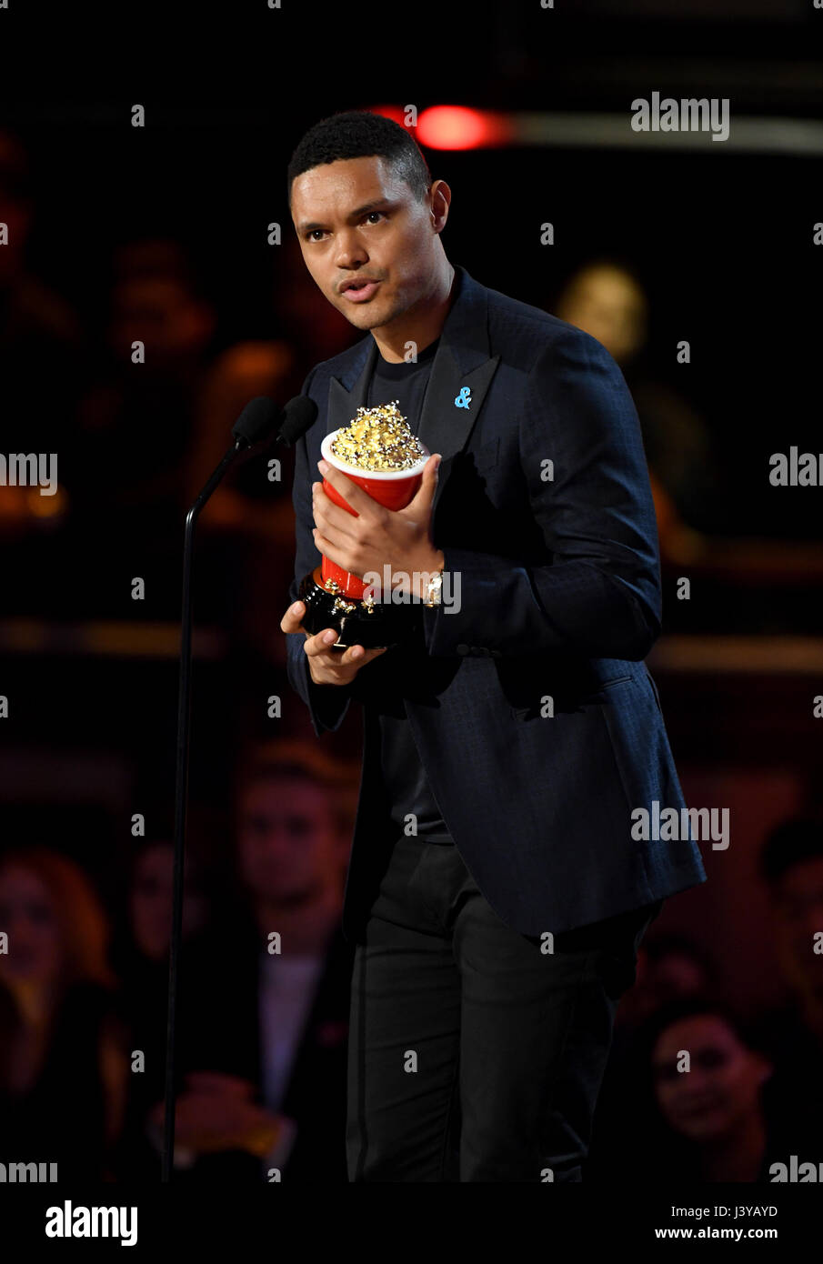 Trevor Noah accetta il premio per il miglior Host sul palco durante il 2017 MTV Movie e TV Awards tenutosi presso lo Shrine Auditorium di Los Angeles, Stati Uniti d'America. Foto Stock