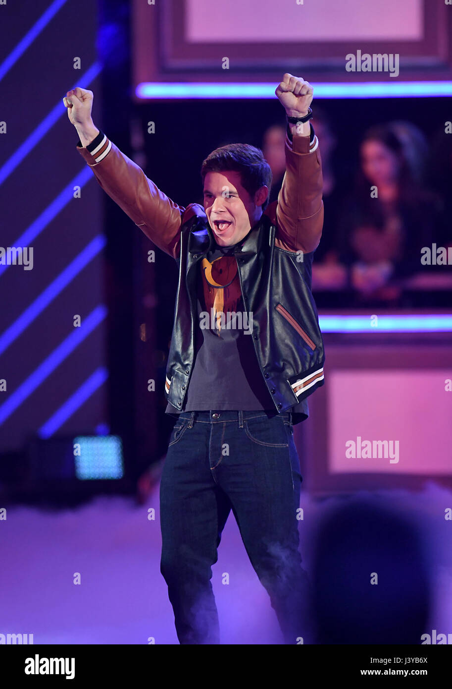 Adam Host Devine sul palco durante il 2017 MTV Movie e TV Awards tenutosi presso lo Shrine Auditorium di Los Angeles, Stati Uniti d'America. Stampa foto di associazione. Picture Data: domenica 7 maggio 2017. Vedere PA Storia SHOWBIZ MTV. Foto di credito dovrebbe leggere: PA/PA FILO Foto Stock