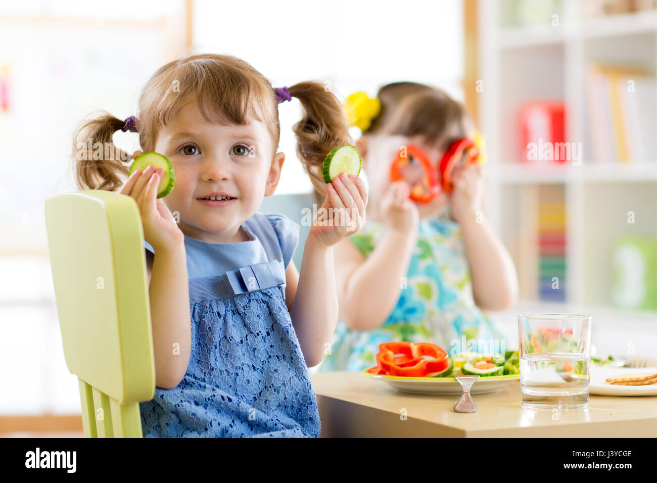 I bambini a mangiare cibi sani a scuola o a casa Foto Stock