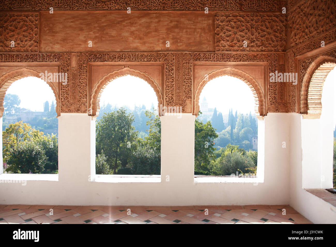 Antico palazzo arabo con belle finestre in Alhambra. Granada, Spagna Foto Stock