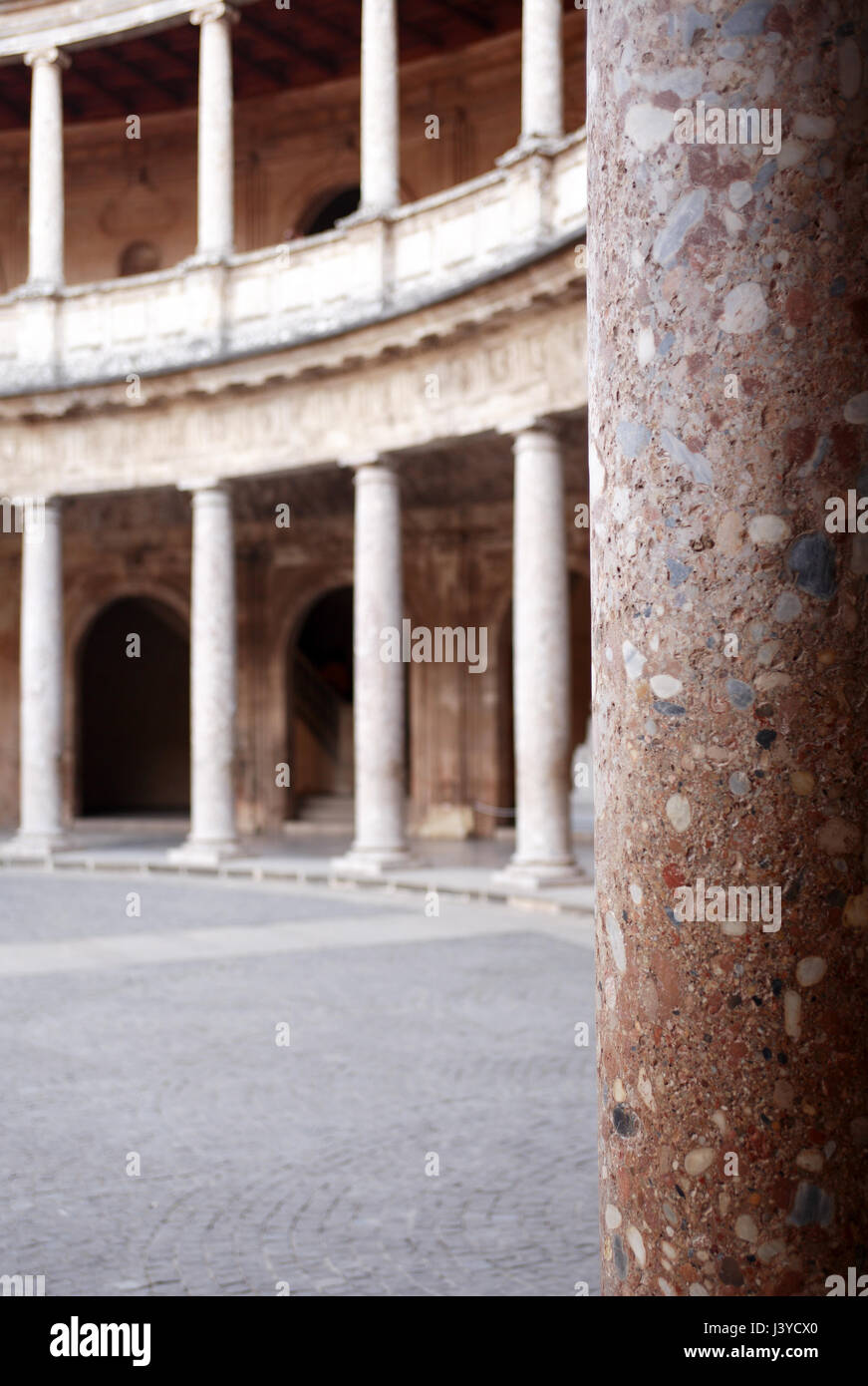 Primo piano della bella antico colonnato in Alhambra. Granada, Spagna Foto Stock