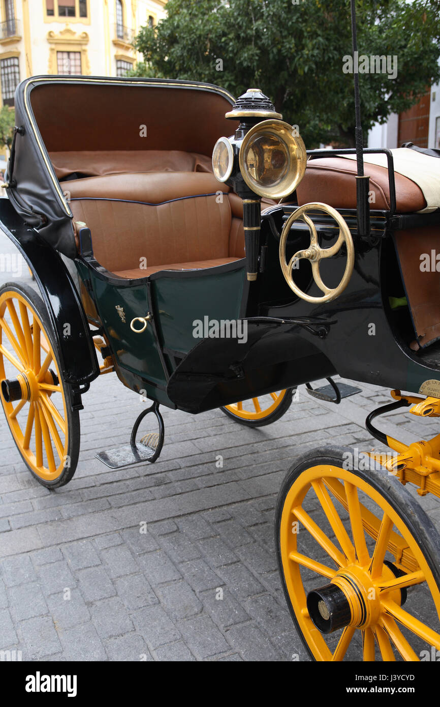 Primo piano della bella vintage pullman con grandi ruote giallo Foto Stock