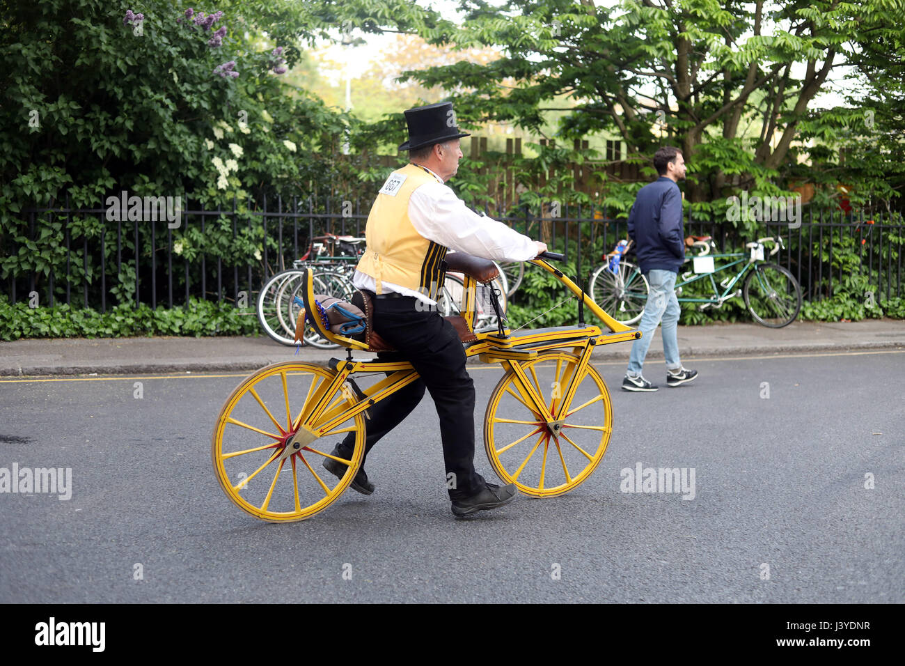 Pic mostra: Il Tweed Run 2017 - vintage bike rally Clerkenwell London uomo sul vecchio equilibrio bike Foto Stock