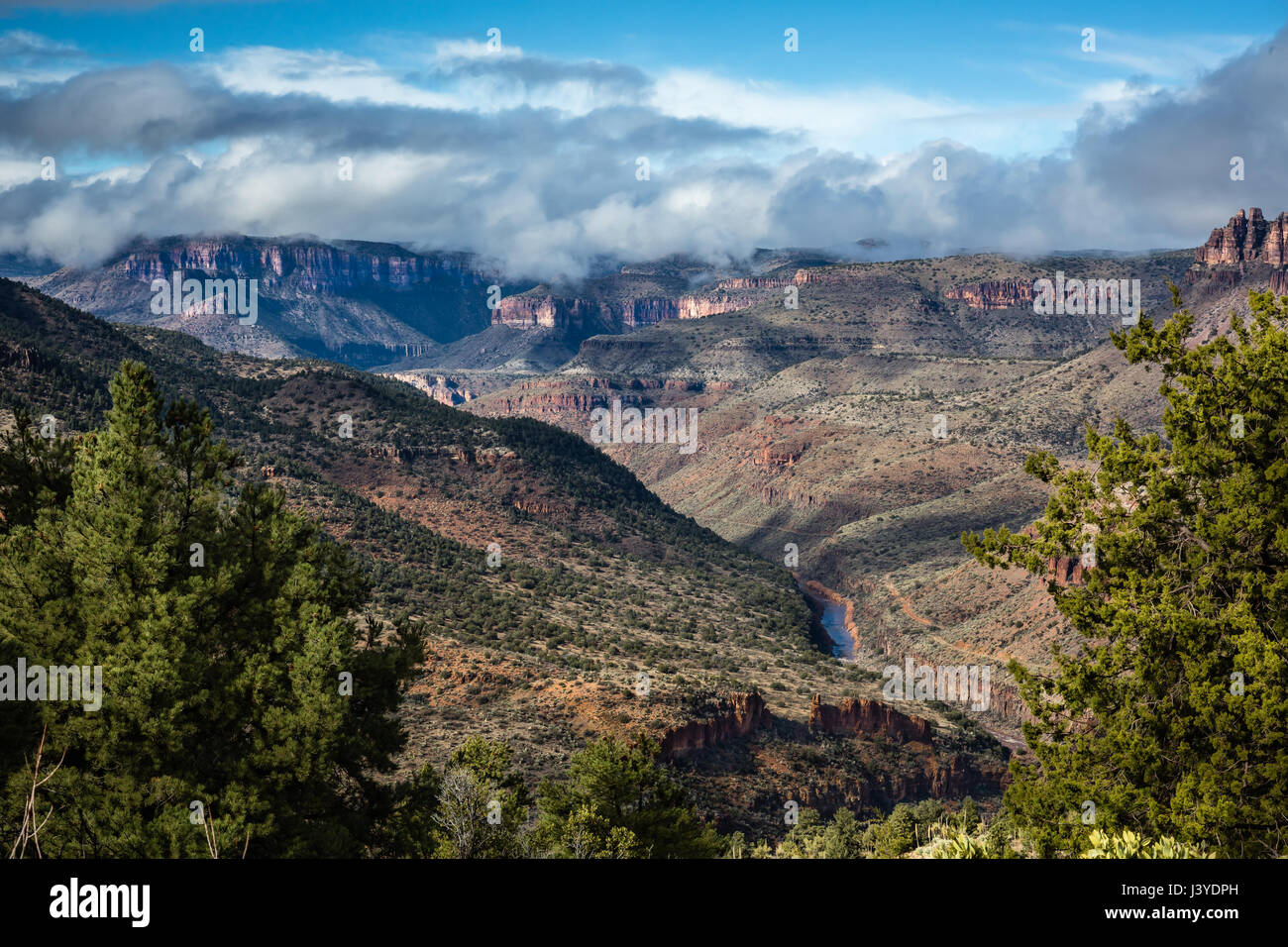 Aria di tempesta lungo il bordo del sale River Canyon. Foto Stock