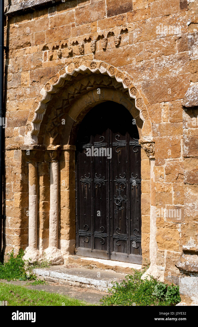 La porta sud, San Lorenzo è la Chiesa, Oxhill, Warwickshire, Inghilterra, Regno Unito Foto Stock