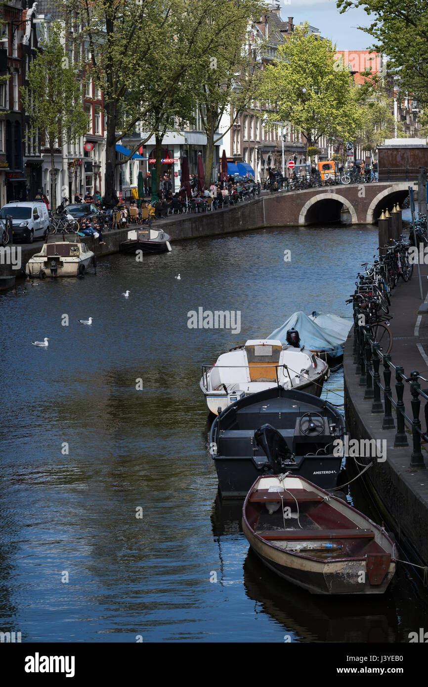 Vista sul canale in una zona a luci rosse di Amsterdam Foto Stock