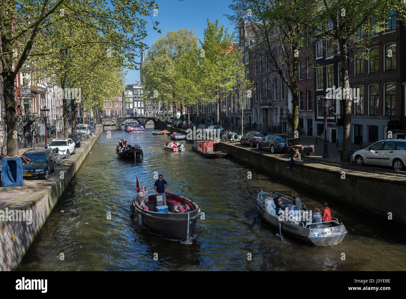 Imbarcazioni la crociera sul canale Herengracht, Amsterdam Foto Stock