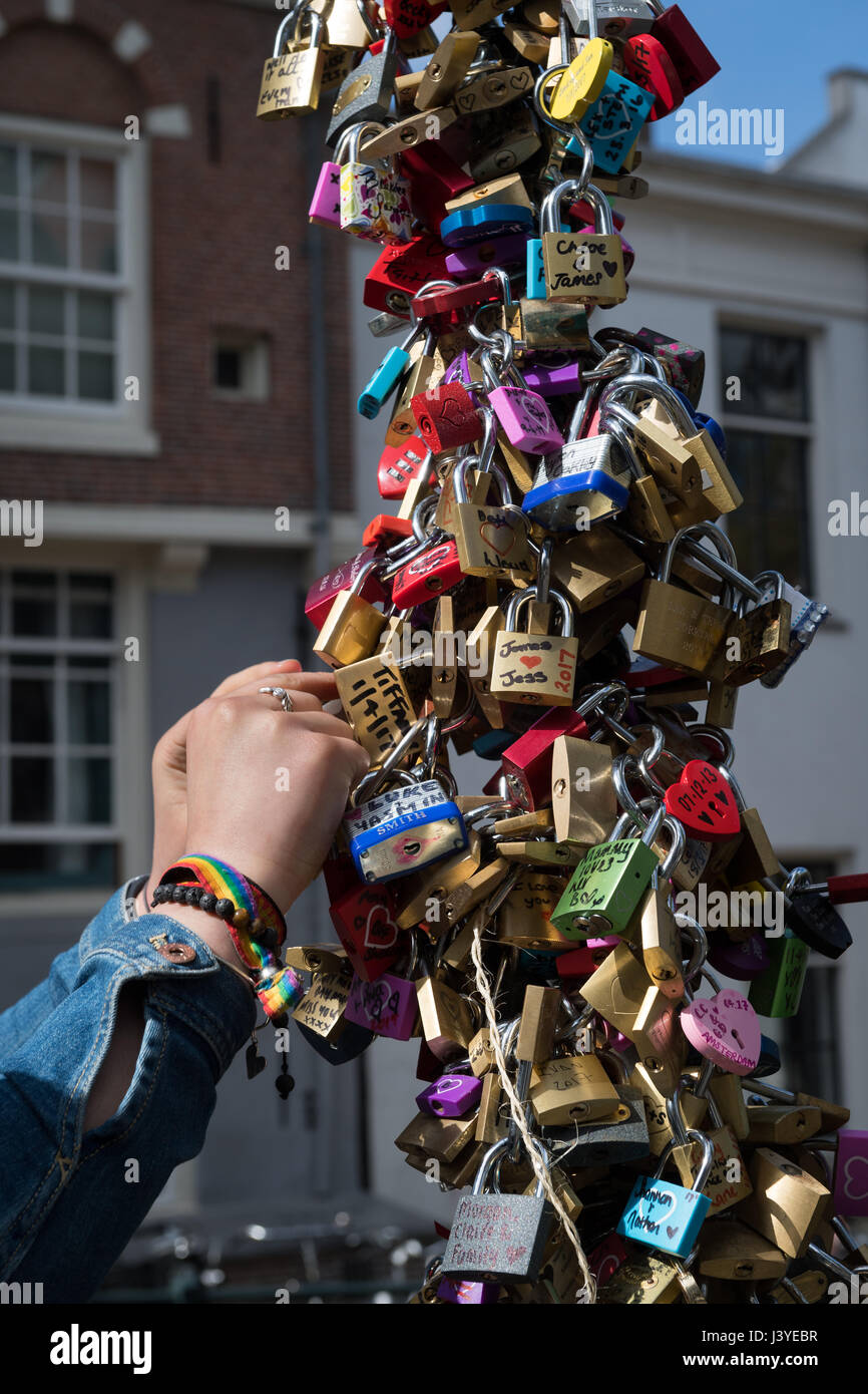 Amore si blocca sul ponte in Oudezijds, Amsterdam Foto Stock