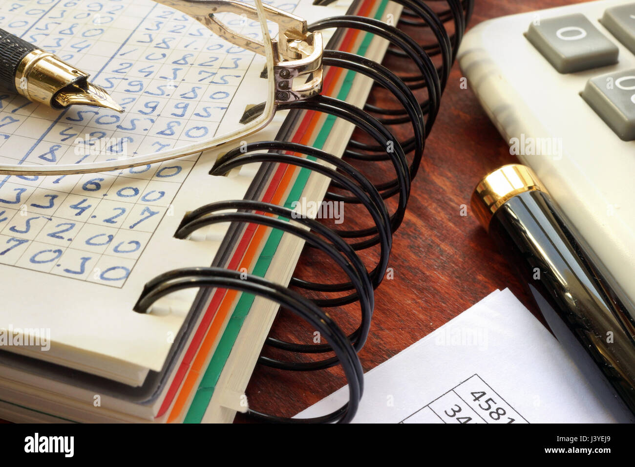 Libro contabile con i dati finanziari. Il concetto di business. Foto Stock