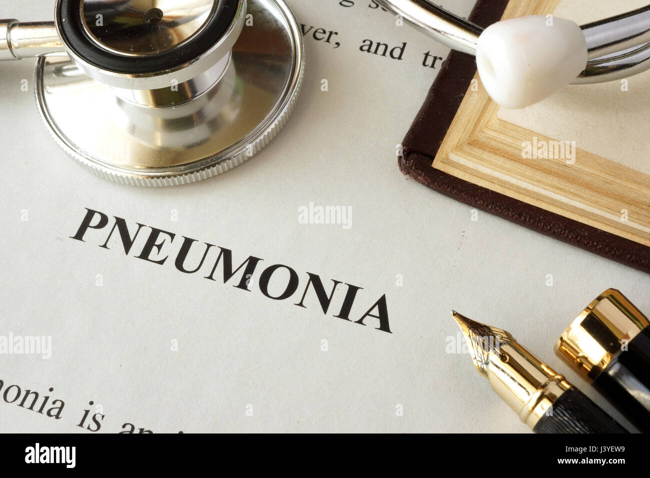 Documento di Word con polmonite in un ospedale. Foto Stock Documento di Word con polmonite in un ospedale. Foto Stock