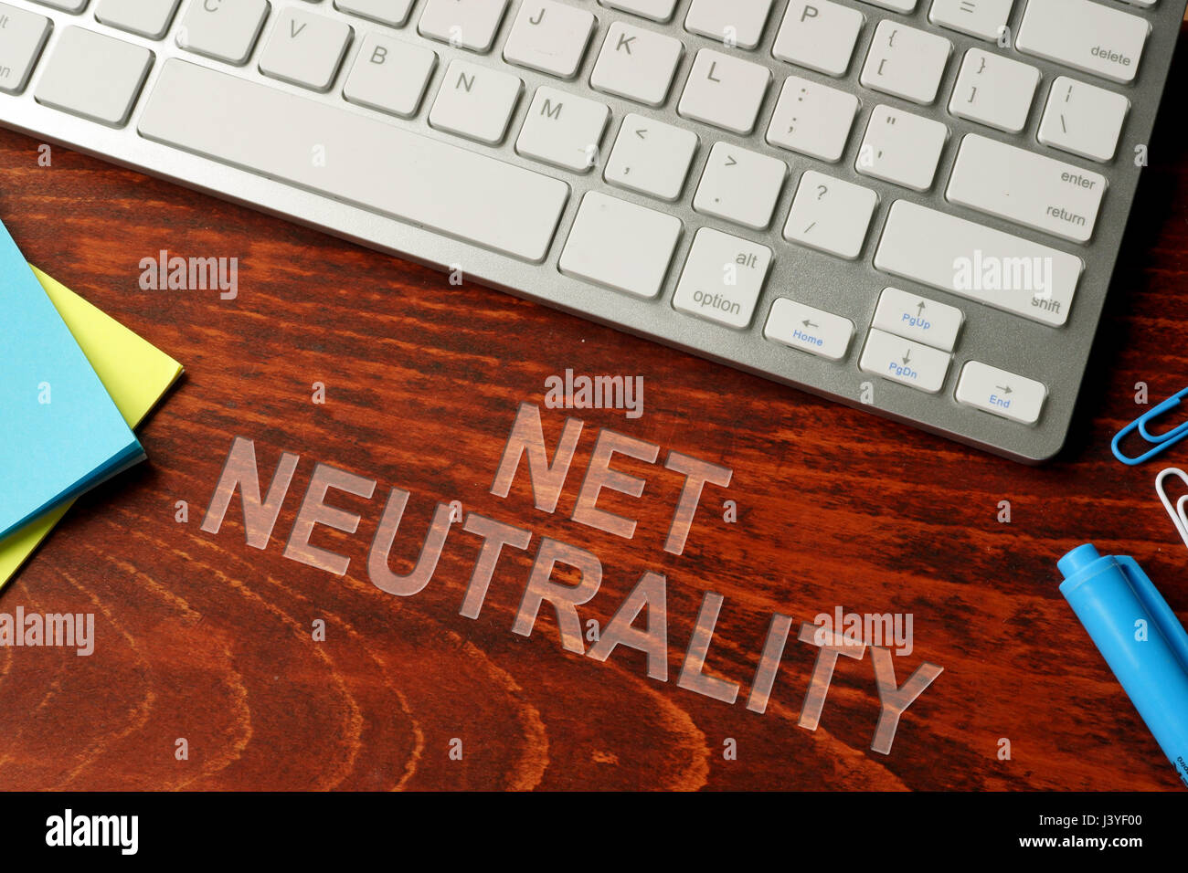 Neutralità della Rete scritto su una superficie in legno. Internet neutrale concetto. Foto Stock