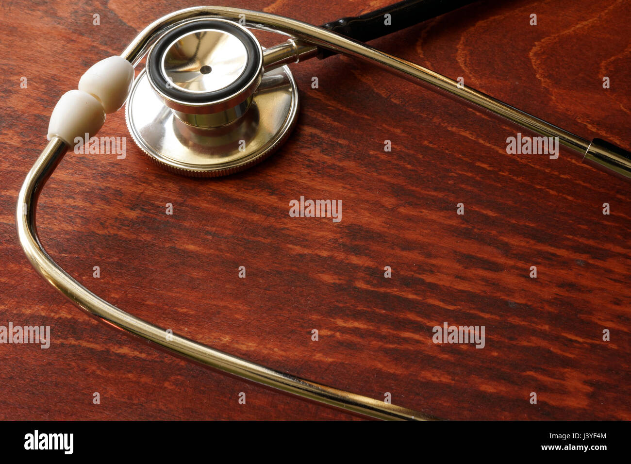 Health care sfondo. Uno stetoscopio su un tavolo di legno. Foto Stock