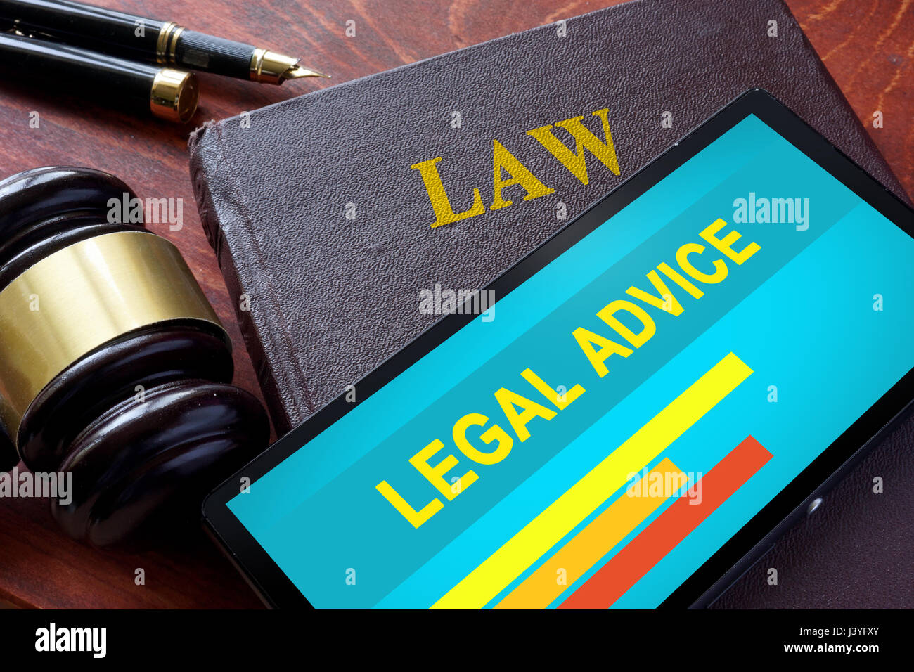 Smartphone con messaggio di consulenza giuridica. Foto Stock