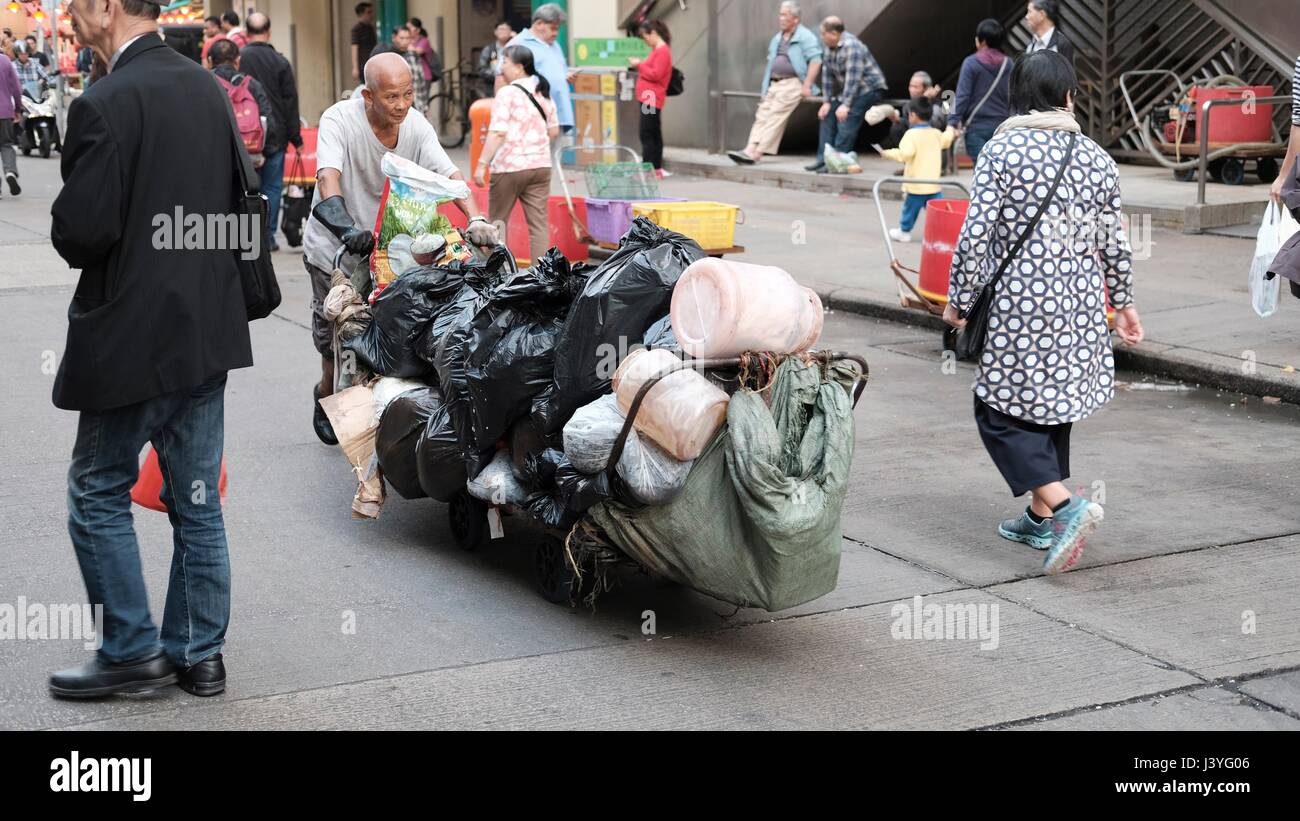 I vecchi hanno esso dura Trashman in Sham Shui Po di Hong Kong Foto Stock