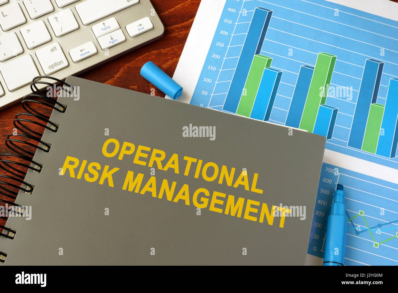 Prenota con titolo di gestione del rischio operativo in un ufficio. Foto Stock