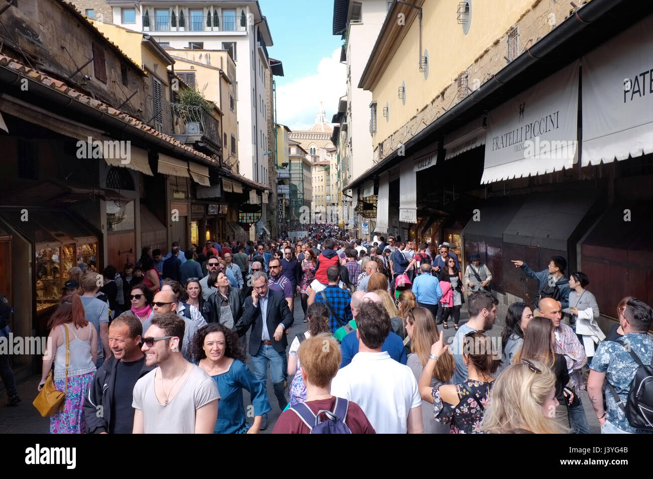Turisti sul Ponte Vecchio a Firenze Italia Foto Stock