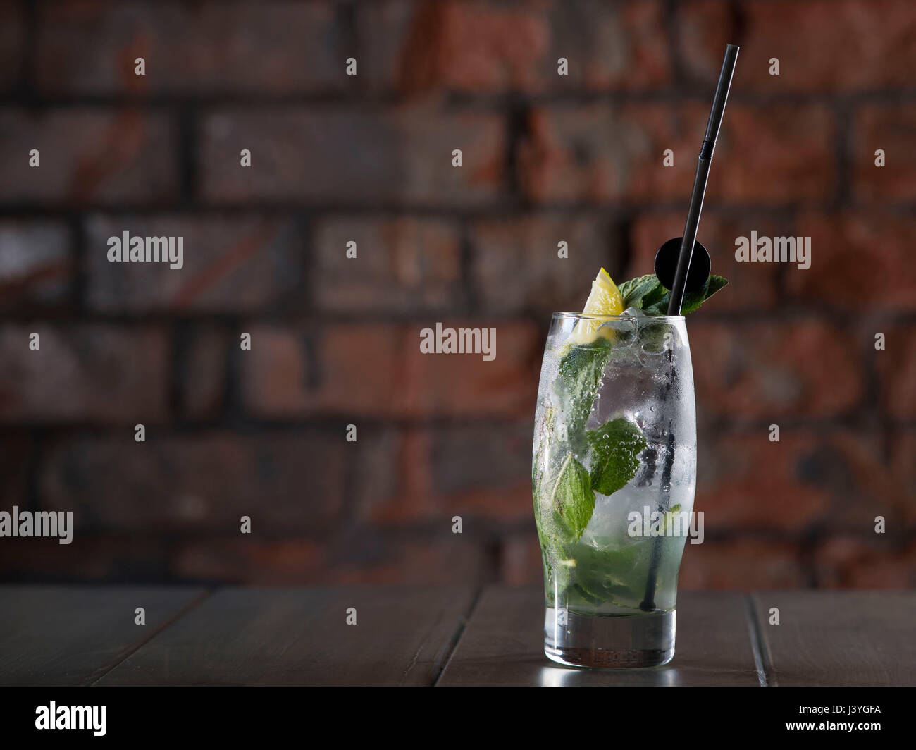 Un mojito cocktail alcoolico visto su un tavolo in un bar. Foto Stock