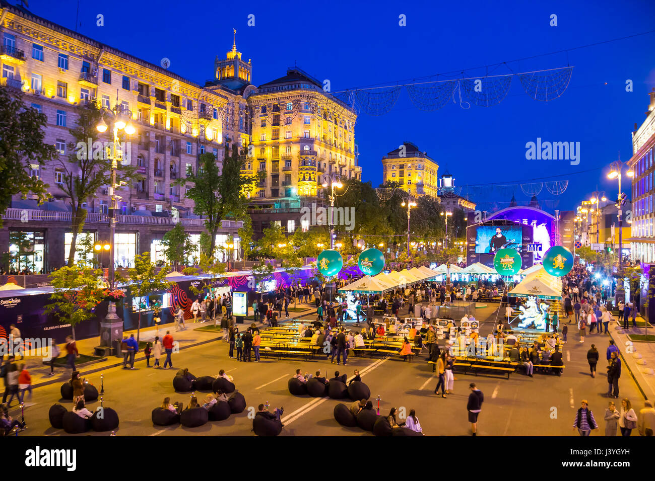 Kiev, Ucraina - 5 Maggio 2017: Villaggio Eurovisione divertimento zona sulla Khreschatyk street di sera Foto Stock