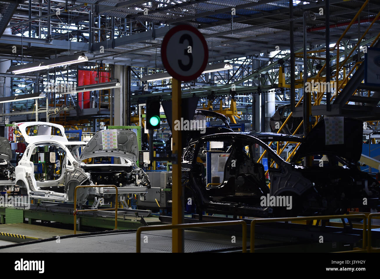 Corpi auto sulla linea di produzione all'interno della fabbrica automobilistica Foto Stock