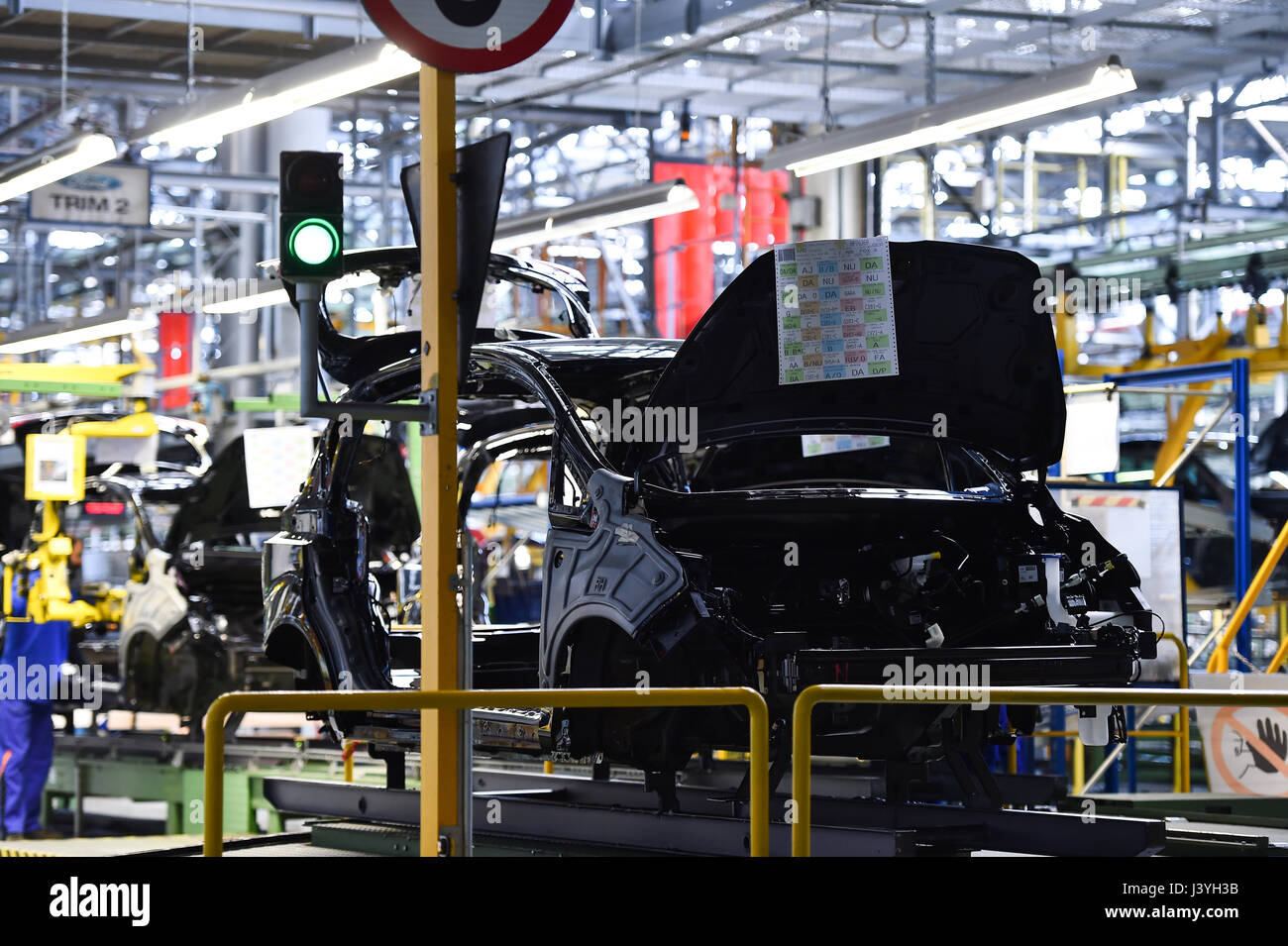 Corpi auto sulla linea di produzione all'interno della fabbrica automobilistica Foto Stock